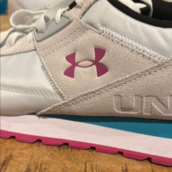 Under armour “essential runner”woman’s running shoes sz 9 - Picture 2 of 10